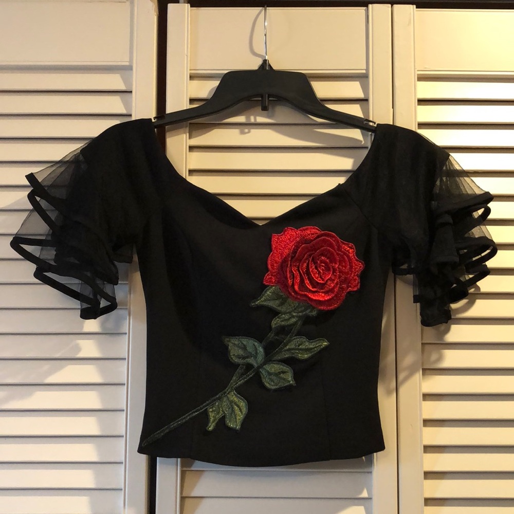 Off-the-shoulder black crop with rose